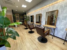 カフェのような雰囲気のプライベートサロン。木製の扉が目印です