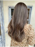 立体感とツヤを両立するハイライトヘア◎
