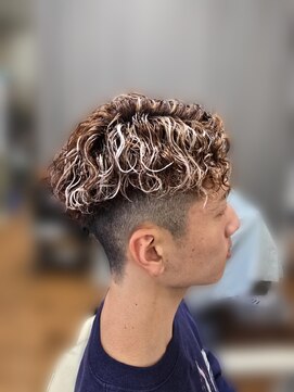 ベンケイ(HAIR AVENUE benkei) 茶色×ホワイトメッシュ×スペインカール風ショート