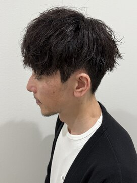 ヒュイル バイ ニアウ(Hwyl by Niau) メンズマッシュパーマツイストパーマベージュカラー刈り上げ