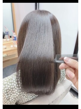 イーラ(era) 《era》イルミナカラー 暗めグレージュ 艶カラー 透明感 みわ