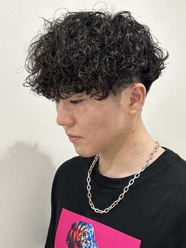 ヒュイル バイ ニアウ(Hwyl by Niau) メンズマッシュパーマ波巻スパイラルパーマニュアンスパーマ眉毛