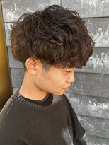 ヒュイル バイ ニアウ(Hwyl by Niau) メンズマッシュパーマニュアンスパーマシャドウパーマ刈り上げ