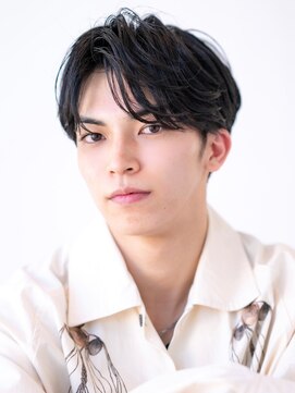 エフエム 渋谷(FM) メンズ波巻きセンターパート韓国風黒髪ツーブロックマッシュ