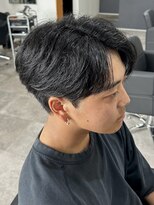 ヒュイル バイ ニアウ(Hwyl by Niau) メンズセンターパートニュアンスパーマ刈り上げナチュラルカット