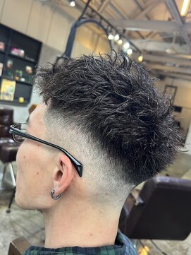 アノ(Ano.) スペインカールスキンフェードツイストパーマスパイラルパーマ