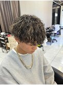 波巻きツイストスパイラルパーマ 金メッシュ ハイライト 眉毛