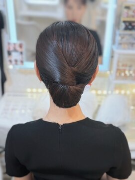 アトリエビューティーアミュ(atelier beauty AmU) お呼ばれ 卒業式 成人式 タイトシニヨン