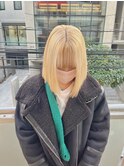 ホワイトブロンド　ブロンドヘアー　切りっぱなしボブ
