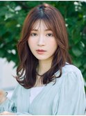 女性らしい柔らかさが魅力のフェミニンミディアム