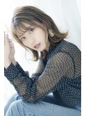 アッシュベージュ×外ハネミディアムボブ