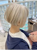 ベージュローライトカラーのショートボブ
