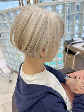 アッシュ 下北沢店(Ash) ベージュローライトカラーのショートボブ