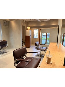 カフェのようにお洒落で落ち着いた空間とスタッフの穏やかな人柄が魅力のサロン♪