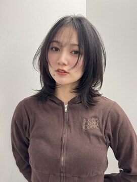 軽やかレイヤーのくびれミディアム