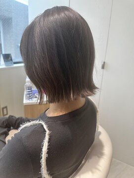 コンティロミー(CONTI ROMMY.) 切りっぱなしラインがオシャレ。首も綺麗に見える【ボブ】