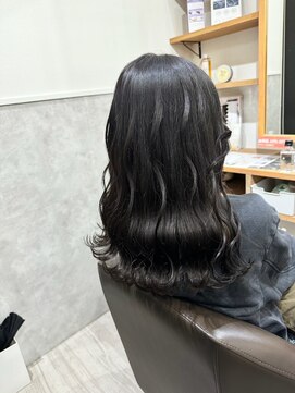 ロッカ(ROCCA) チェリーブラウンラフに揺れる、やわらかウェーブ