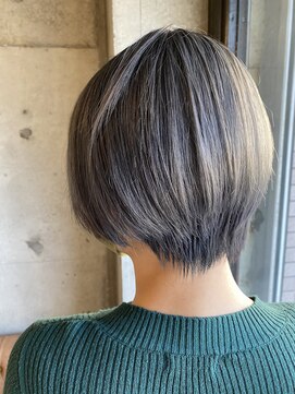 ヘアーアンドメイク ファット(Hair&Make PHAT) 大人可愛いショートカットシルバーカラー10代20代