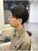 低め刈り上げのセンターパートスタイル