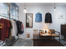 ゆったりとした待ち合いに古着などを販売しています。