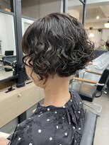 ユノ(juno)&nbsp;【中目黒】前下がりショートボブパーマくるくるパーマ白髪ぼかし