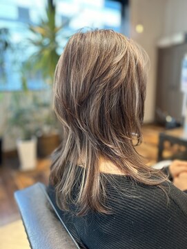 レジーナ トリドール(REGINA Tri'or) ハイライト際立つセミロングウルフ♪