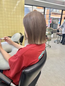 ヒビヲ(HIBIO) ショートボブ切りっぱなしボブタッセルボブミルクティーベージュ