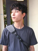 オーオ シカシカ(OOO YY) ナチュラルに刈り上げたツーブロック×スパイラルパーマ