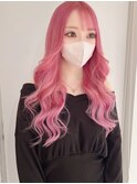 シールエクステを使ったピンクカラーのロングヘア
