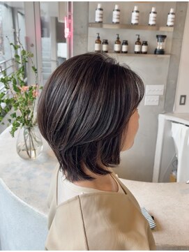 ロエ(loe) 動きたっぷりミディアムレイヤーグレージュ