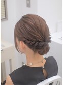 ミディアムヘアのシニヨンスタイル