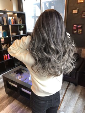 キラ(KIRA) バレイヤージュ　グレージュ