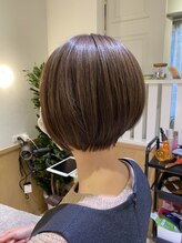 オモルフィ ひばりヶ丘店(Omorfi) カーキベージュ　ショートボブ