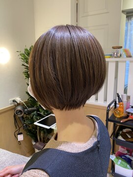 オモルフィ ひばりヶ丘店(Omorfi) カーキベージュ ショートボブ