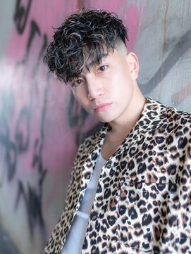 イオ 本厚木(io) 波巻きスパイラルパーマハイライト七三刈り上げ