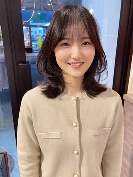 クシェル(kuschel) 似合わせカットぱっつん前髪ミディアムレイヤーカットグレージュ