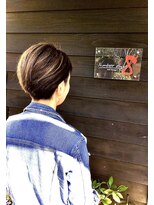 ナンバーエイト(number eight)&nbsp;レイヤーショート×耳掛け丸み×スカーレットツーブロック