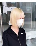 ホワイトブロンドブリーチハイトーンボブケアブリーチミニボブ