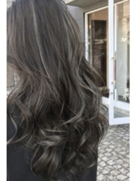 アレーン ヘアデザイン(Alaine hair design) 【NAOMI】グレイアッシュ×ホワイトハイライト×エアリーロング