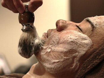 ディアバーバー 南森町店(DEAR BARBER)の写真/《南森町駅徒歩３分》顔まわりが変わると印象が変わる。メンズ専用の身だしなみ特化サロン