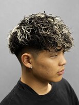 スター(STAR)&nbsp;波巻きカーリー×ホワイトメッシュ｜おしゃれヘア
