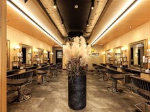 カバーヘア 上尾西口店(COVER HAIR)の雰囲気（席と席の間隔をゆったりと保ち、広々とした開放的な店内[上尾]）