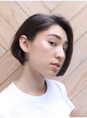 大人の柔らか前下がりショートボブ