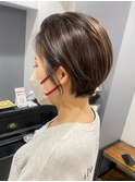 ハイライトショートボブ 耳掛けアレンジも大人可愛い 20代30代