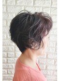 くせ毛を活かしたショート×ヘアマニキュア