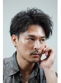 黒髪スパイラルツーブロックアップバングショート