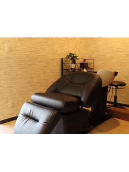 マンツーマンで寄り添うからこそ、髪のお悩みやご要望をしっかりカタチに。駐車場完備で通いやすさも◎