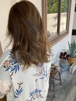 シー 岡崎(,SHE) 波巻きシルクミルキーベージュ