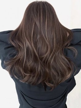 ジル ブラン 福岡(JIL BLAN)の写真/ミディアム・ロングヘアと抜群の相性を誇るハイライト★顔周りにも気遣ったカットで美しいデザインを提案♪
