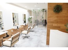 ヘアールーム アート(hair room a to by NYNY)の雰囲気（木の温もりを感じる落ち着いた空間理想のスタイルを提案します）